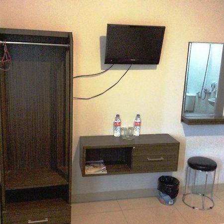 Hotel Diamond Makassar Buitenkant foto