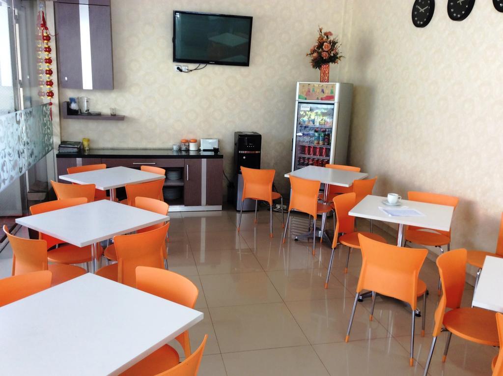 Hotel Diamond Makassar Buitenkant foto