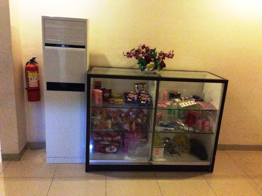 Hotel Diamond Makassar Buitenkant foto