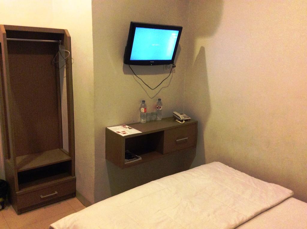 Hotel Diamond Makassar Kamer foto