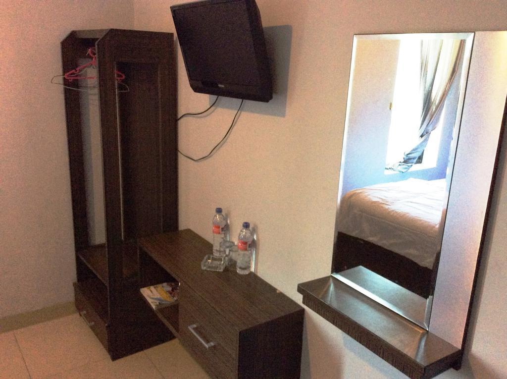 Hotel Diamond Makassar Buitenkant foto