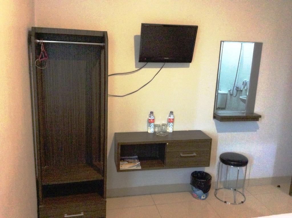Hotel Diamond Makassar Buitenkant foto