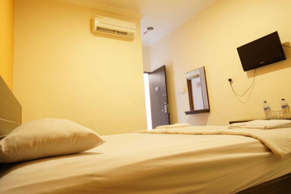 Hotel Diamond Makassar Buitenkant foto