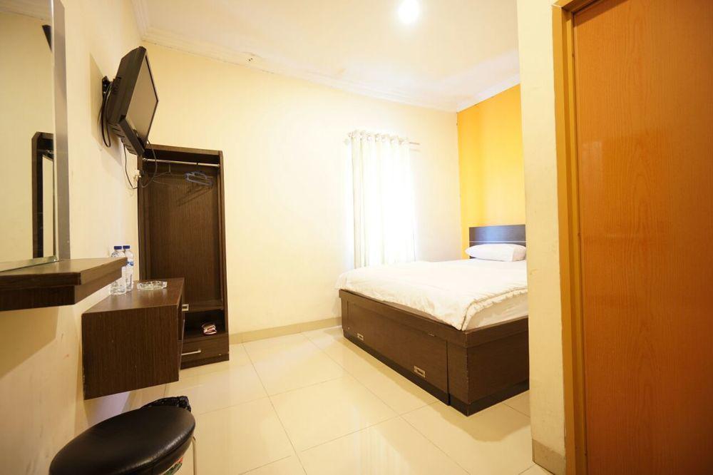 Hotel Diamond Makassar Buitenkant foto