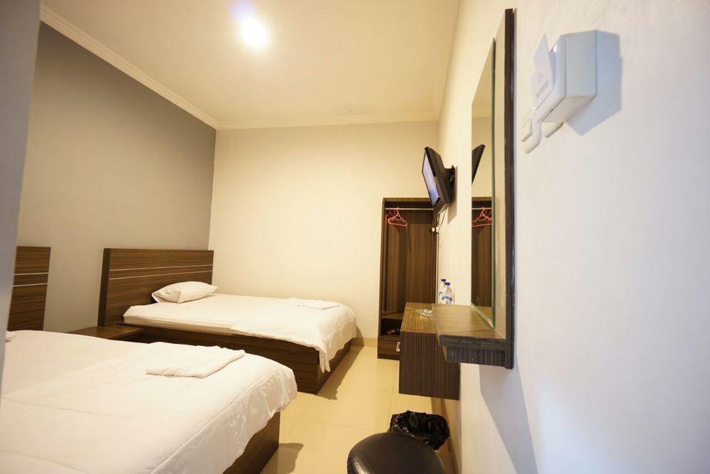 Hotel Diamond Makassar Buitenkant foto