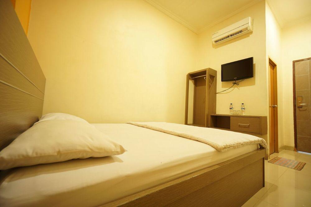 Hotel Diamond Makassar Buitenkant foto