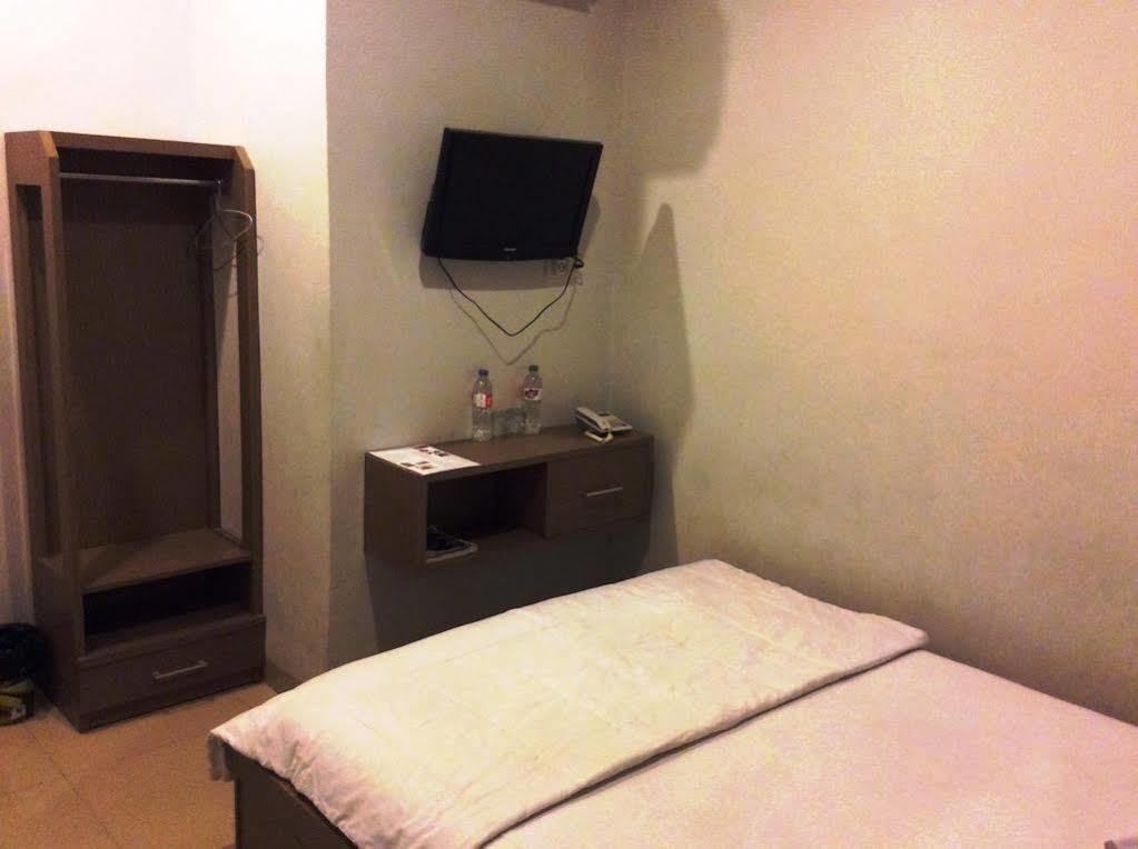 Hotel Diamond Makassar Buitenkant foto