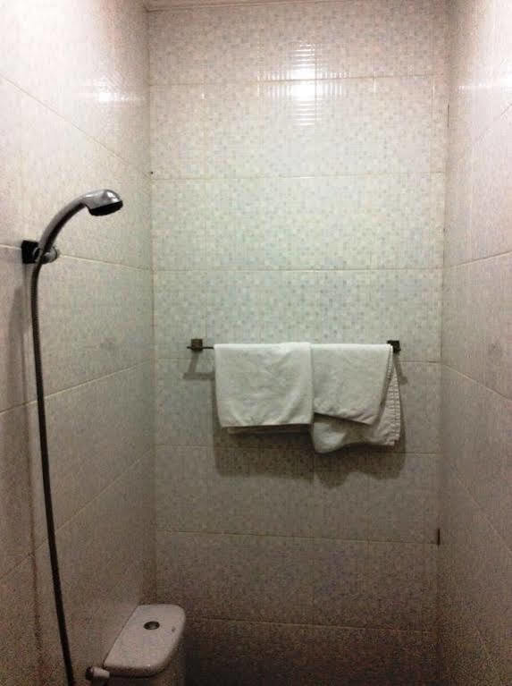 Hotel Diamond Makassar Buitenkant foto